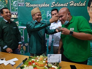 Harlah PKB ke 23, DPC Inhu Potong Tumpeng & Siap Menangkan Gus Ami Sebagai Presiden RI